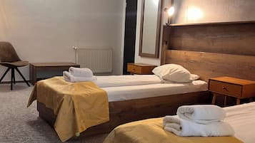 Minibar, caja de seguridad en la habitación y escritorio