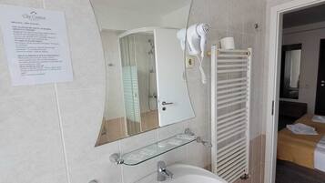 Secador de pelo y toallas