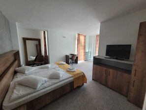 Kamer, 1 twee- of 2 eenpersoonsbedden | Een minibar, een kluis op de kamer, een bureau, geluiddichte muren