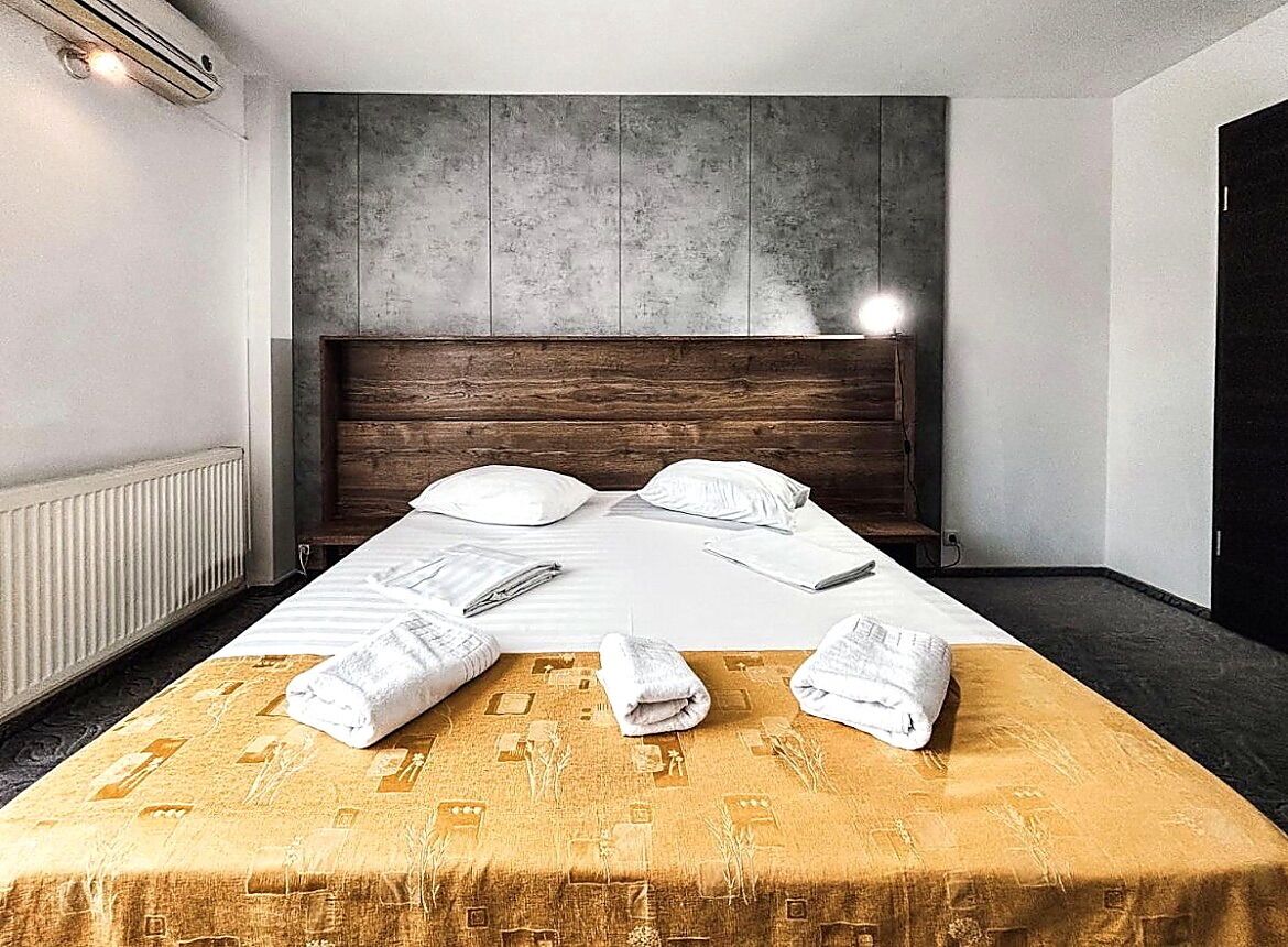 Kamer, 1 twee- of 2 eenpersoonsbedden | Een minibar, een kluis op de kamer, een bureau, geluiddichte muren