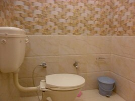 Secador de cabelo, roupões de banho, chinelos, toalhas de banho