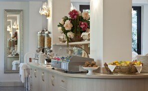 Free daily buffet breakfast - Parc Hotel Flora (Riva del Garda)