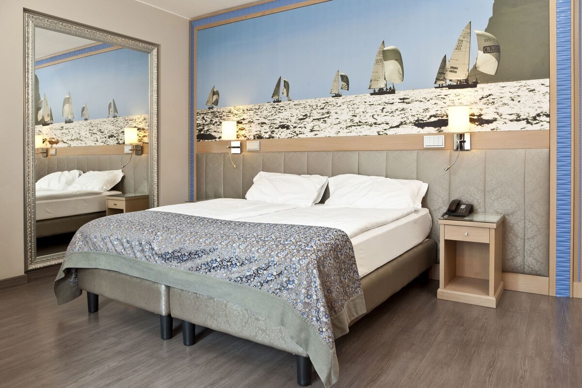 Premium bedding, down comforters, minibar, in-room safe