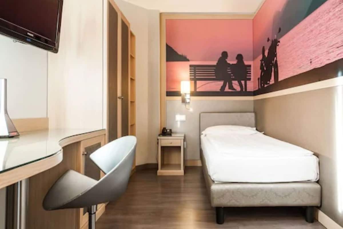 Premium bedding, down comforters, minibar, in-room safe