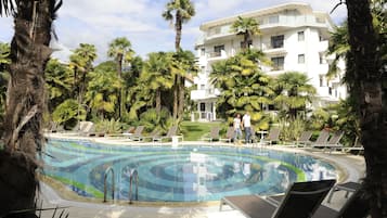 Piscina stagionale all'aperto, ombrelloni da piscina, lettini