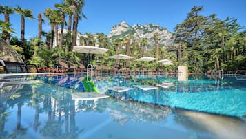 Piscina externa sazonal, funciona das meio-dia às 19h, guarda-sóis