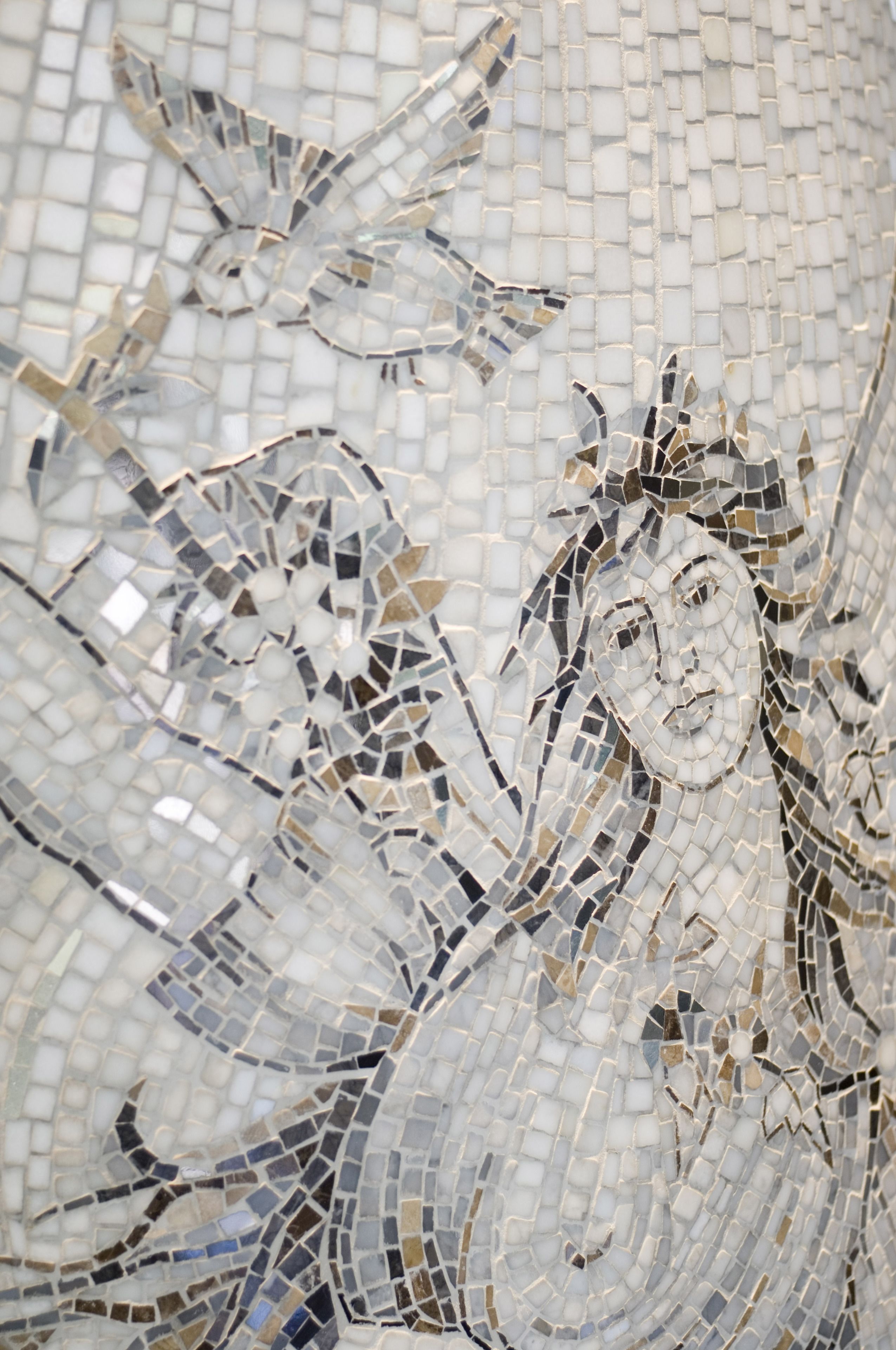 Ett mosaikkonstverk med abstrakta mönster och figurer.
