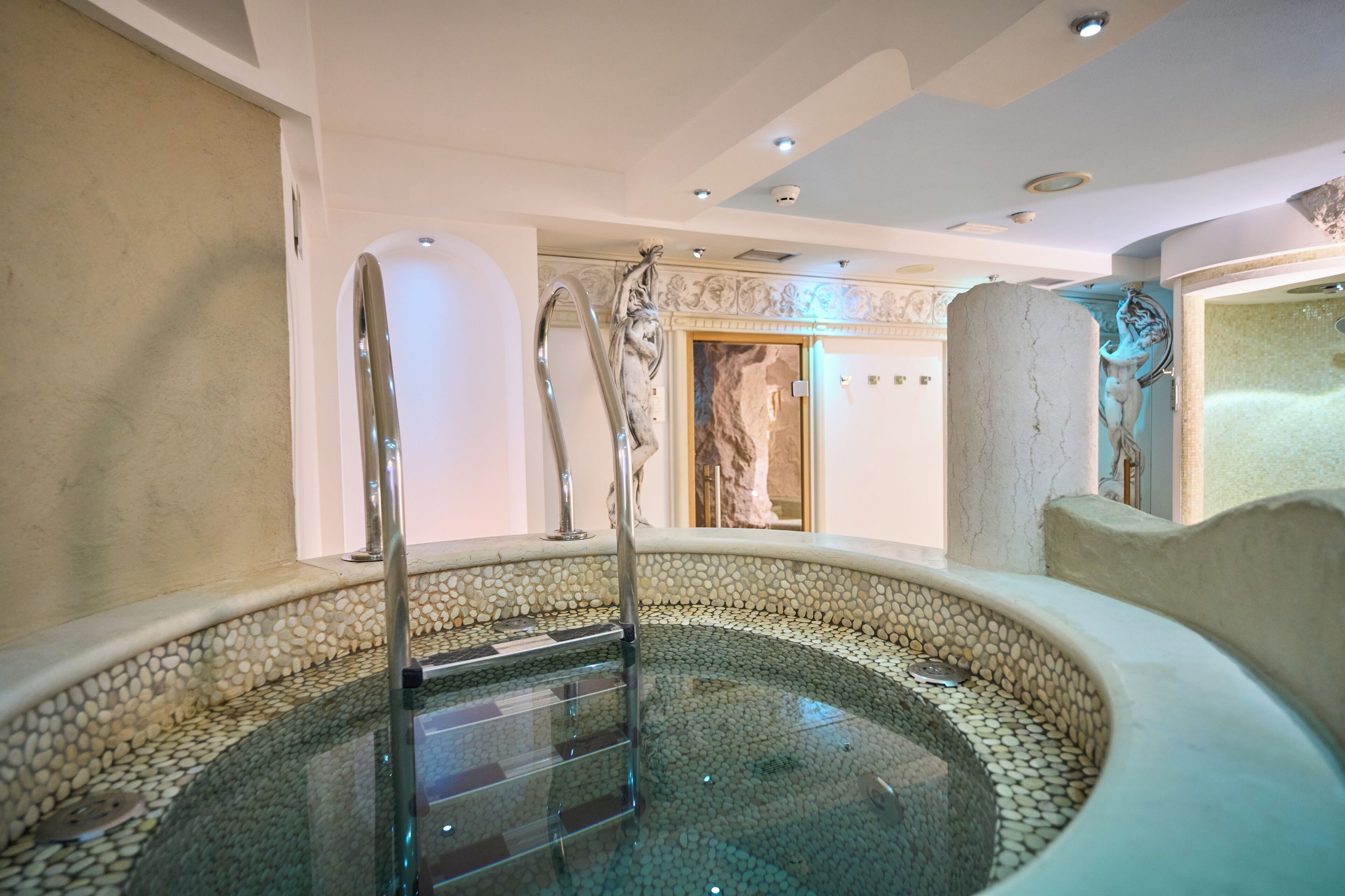 Sauna, hot tub, steam room, Turkish bath/hammam, body treatments