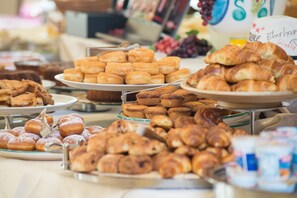 Un bufé con diversas opciones de pastelería y postres.
