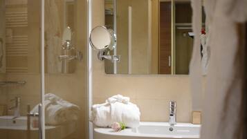 Kostenlose Toilettenartikel, Haartrockner, Hausschuhe, Bidet