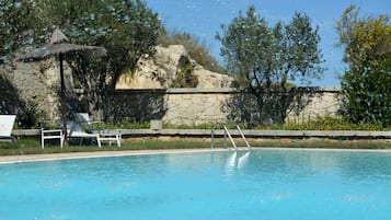 AuĂenpool (je nach Saison geöffnet), Sonnenschirme, LiegestĂŒhle