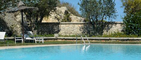 Kauden mukainen ulkouima-allas avoinna 9.00–19.00, aurinkovarjoja