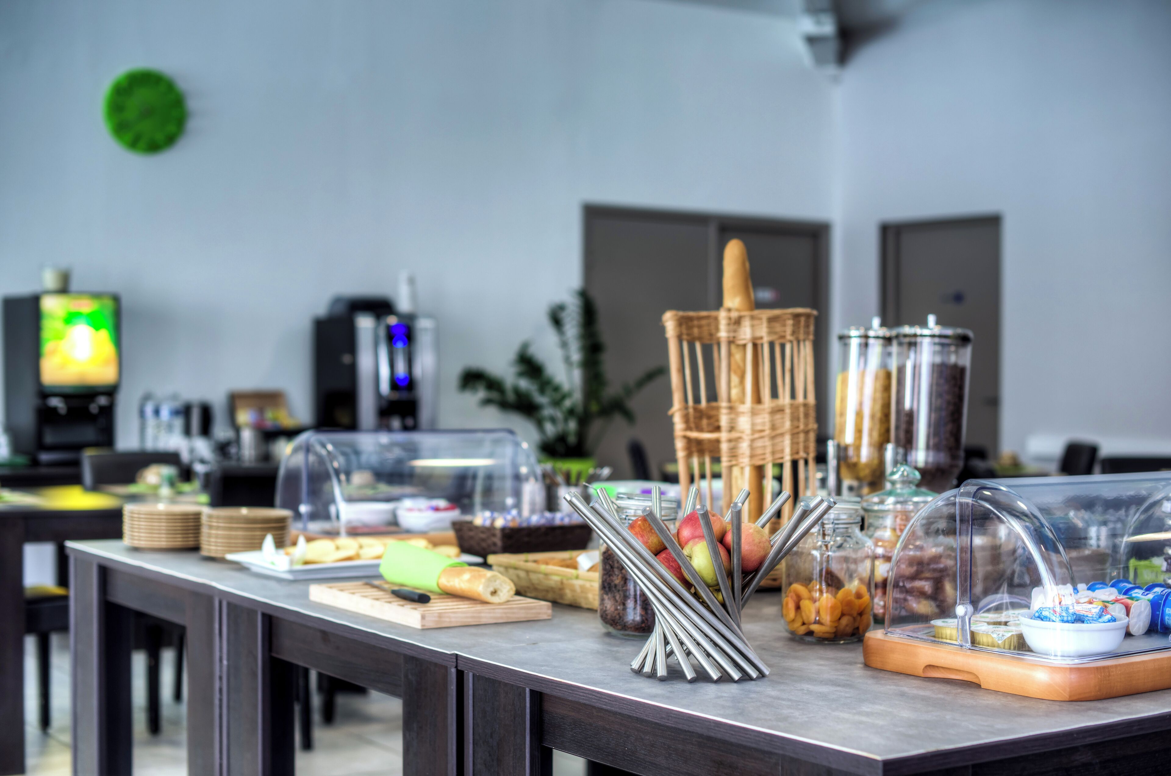 Una mesa de buffet con diferentes alimentos y utensilios.