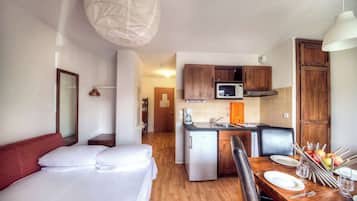 Réfrigérateur, micro-ondes, plaque de cuisson