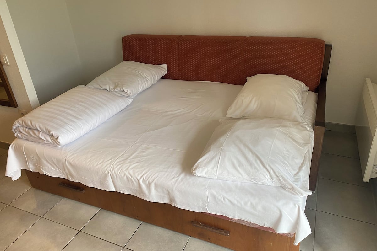 Standard Room, Non Smoking (1 Double Bed and 1 Twin Bunk Bed) | Espacio para trabajar con un portátil y sistema de insonorización