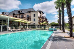 Seasonal outdoor pool - Comfort Aparthotel Lourdes L'Acacia (Lourdes)