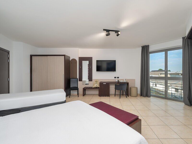 Junior Studio Suite, Non Smoking | Hypo-allergenic bedding, down comforters, desk, soundproofing