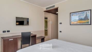 Doppia Standard, accesso in sedia a rotelle, non fumatori | Biancheria da letto ipoallergenica, copriletto in piuma, una scrivania