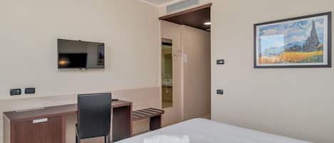 Standard Double Room, Mobility Accessible, Non Smoking | Hypo-allergenic bedding, down comforters, desk, soundproofing