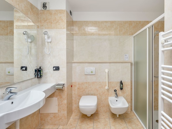 Standard Double Room, Mobility Accessible, Non Smoking | Bathroom | Combined shower/tub, rainfall showerhead, free toiletries, hair dryer - B&B Hotel Settimo Torinese (Settimo Torinese)