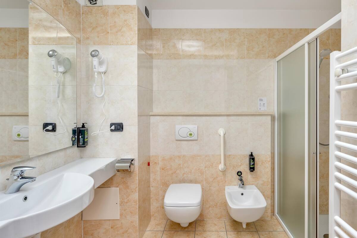 standard double room, non smoking | bathroom | combined shower/bathtub, rainfall showerhead, free toiletries