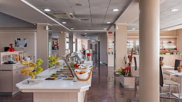 Bữa sáng buffet hàng ngày (9.5 EUR/mỗi người)