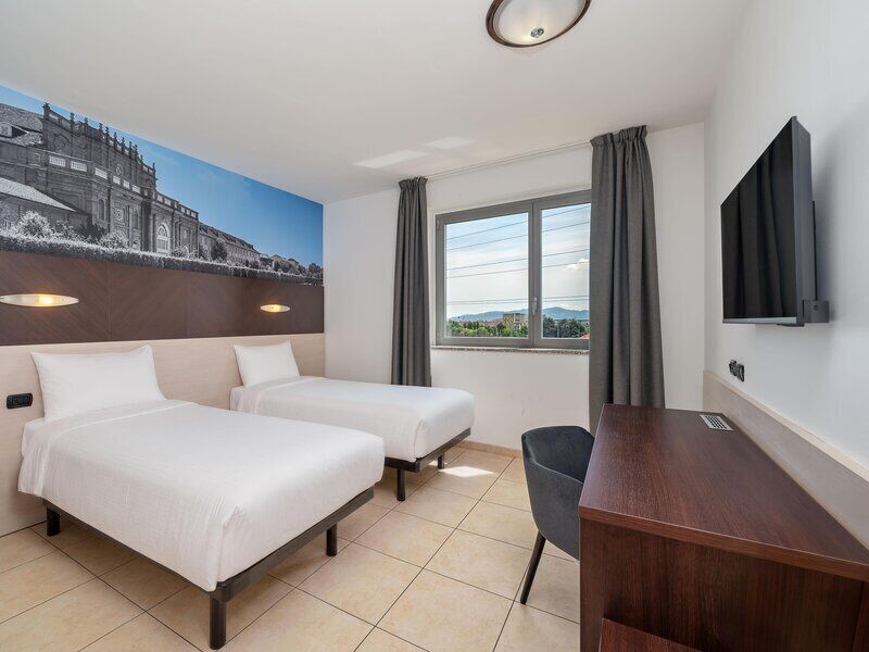 Standard Twin Room, Non Smoking | Hypo-allergenic bedding, down comforters, desk, soundproofing
