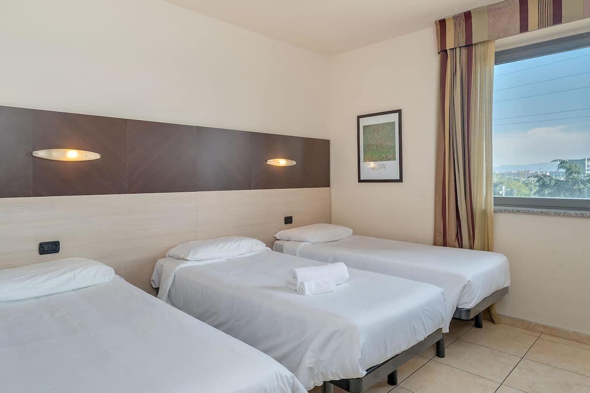 Standard Triple Room, 3 Twin Beds, Non Smoking | Hypo-allergenic bedding, down comforters, desk, soundproofing