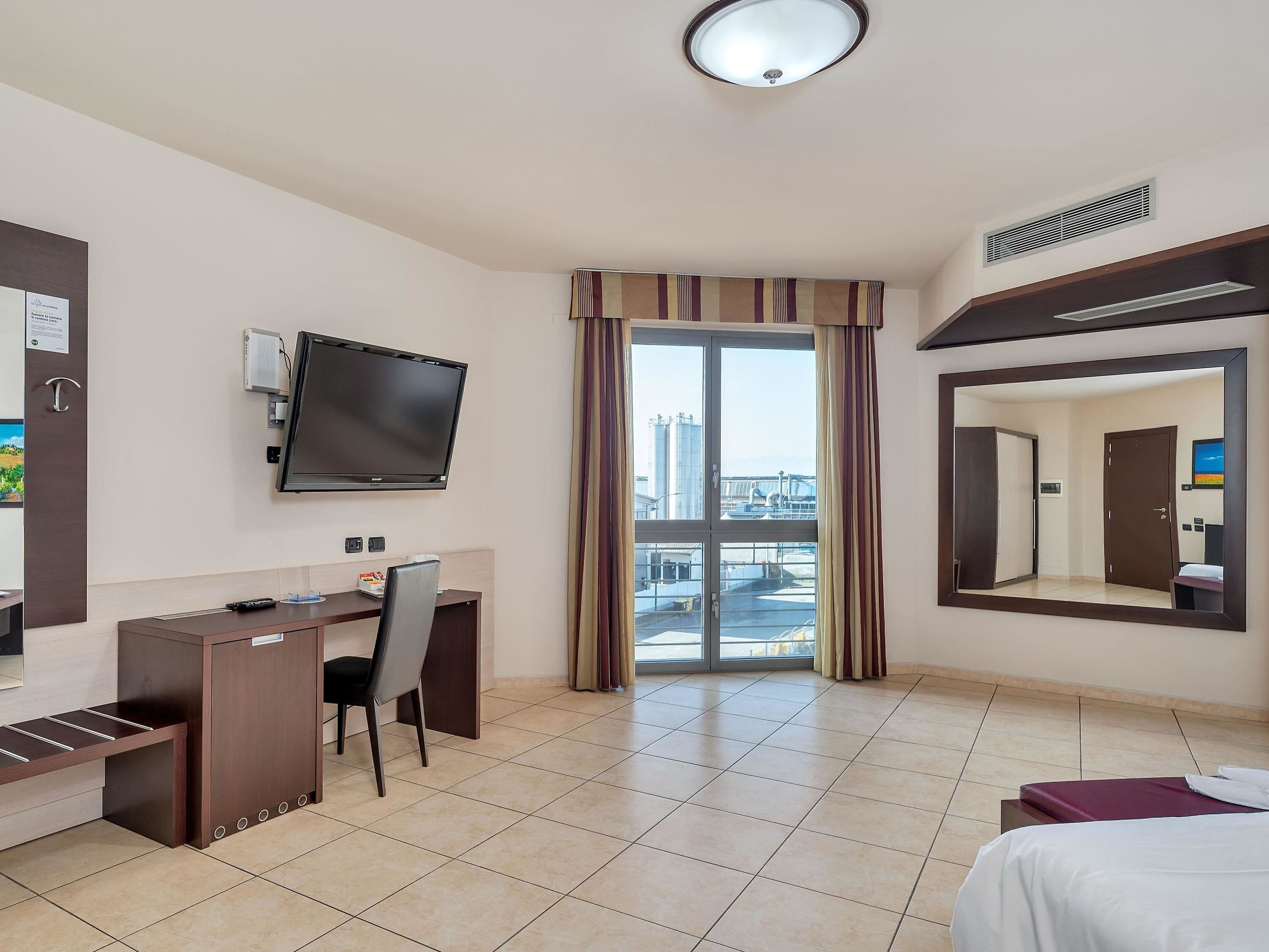 Junior Studio Suite, Non Smoking | Hypo-allergenic bedding, down comforters, desk, soundproofing