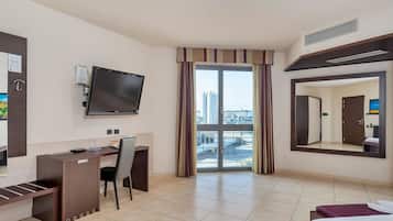 Junior Studio Suite, Non Smoking | Hypo-allergenic bedding, down comforters, desk, soundproofing