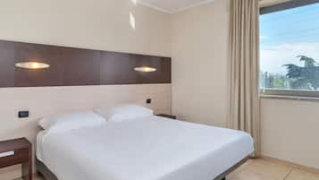 Chambre Double Standard, accessible aux personnes à mobilité réduite, non-fumeurs | Literie hypoallergénique, couette en duvet d'oie, bureau