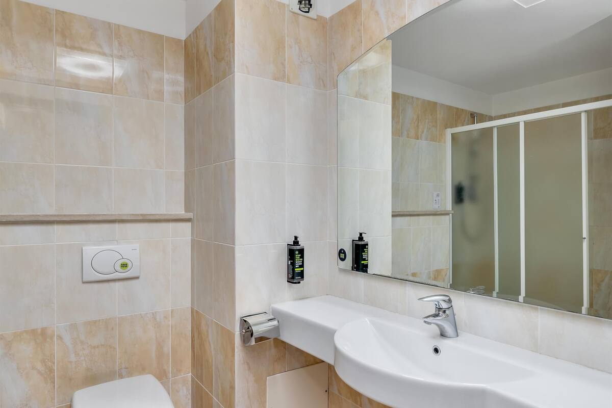 standard double room, non smoking | bathroom | combined shower/bathtub, rainfall showerhead, free toiletries