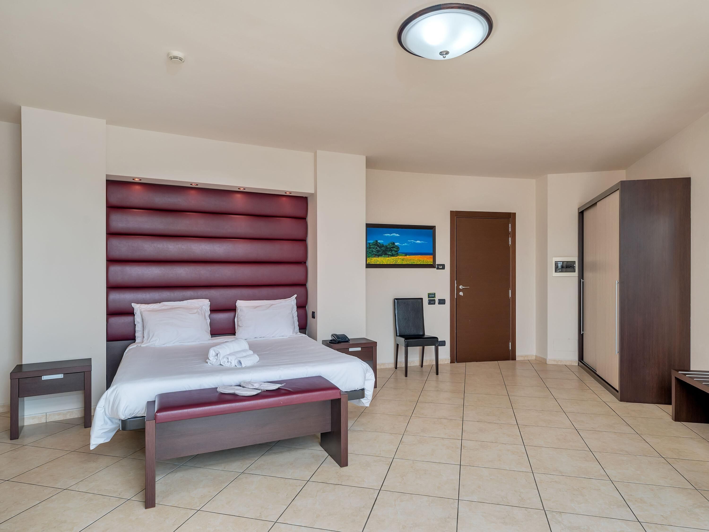 Junior Studio Suite, Non Smoking | Hypo-allergenic bedding, down comforters, desk, soundproofing