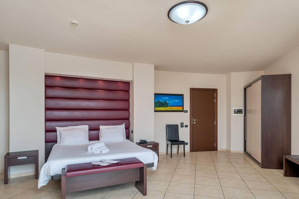 Junior Studio Suite, Non Smoking | Hypo-allergenic bedding, down comforters, desk, soundproofing