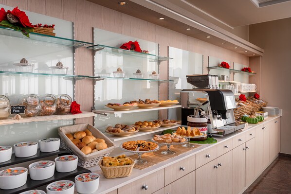 Daily buffet breakfast (EUR 9.5 per person) - B&B Hotel Settimo Torinese (Settimo Torinese)