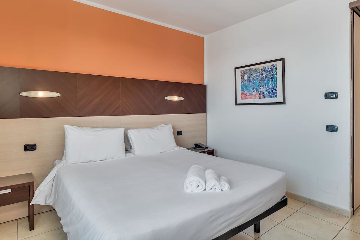 Superior Double Room, Non Smoking | Hypo-allergenic bedding, down comforters, desk, soundproofing