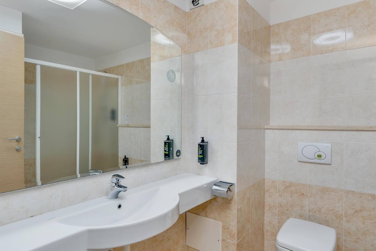 combined shower/bathtub, rainfall showerhead, free toiletries