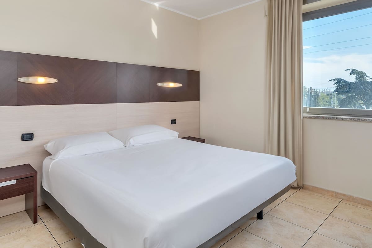 Standard Double Room, Mobility Accessible, Non Smoking | Hypo-allergenic bedding, down comforters, desk, soundproofing