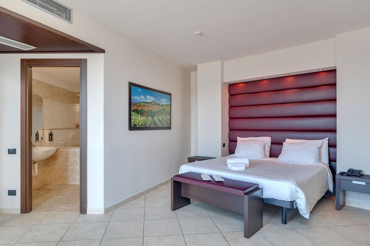 Junior Studio Suite, Non Smoking | Hypo-allergenic bedding, down comforters, desk, soundproofing