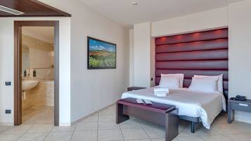 Junior Studio Suite, Non Smoking | Hypo-allergenic bedding, down duvets, desk, soundproofing