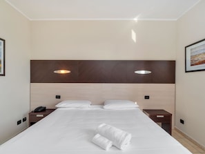Standard Double Room, Mobility Accessible, Non Smoking | Hypo-allergenic bedding, down comforters, desk, soundproofing - B&B Hotel Settimo Torinese (Settimo Torinese)