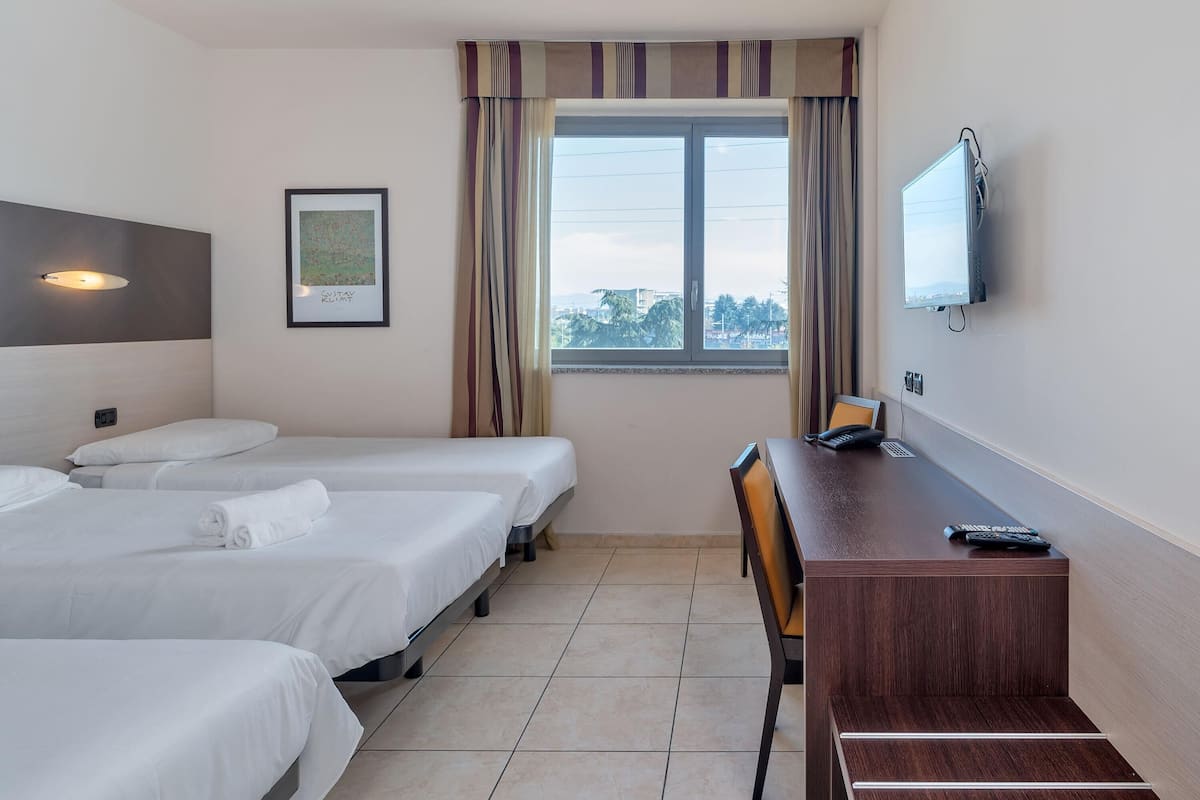 Standard Triple Room, 3 Single Beds, Non Smoking