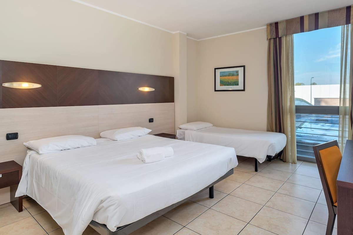 Standard Triple Room, Non Smoking | Hypo-allergenic bedding, down comforters, desk, soundproofing