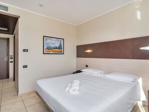 Standard Double Room, Mobility Accessible, Non Smoking | Hypo-allergenic bedding, down comforters, desk, soundproofing - B&B Hotel Settimo Torinese (Settimo Torinese)