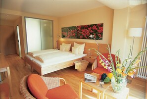 Hypo-allergenic bedding, minibar, in-room safe, desk