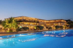 6 restaurants, breakfast, lunch, dinner served; pizza