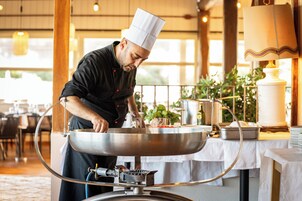 6 restaurantes; se sirven desayunos, almuerzos, cenas y pizza 