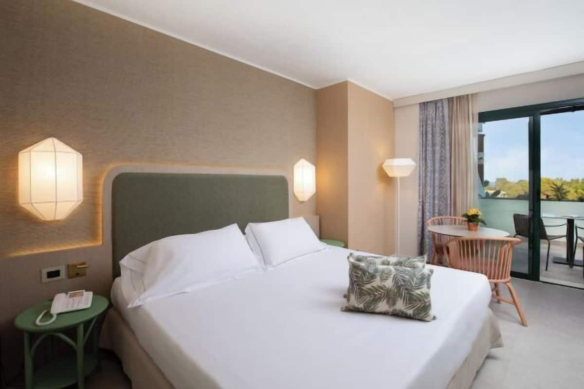 Een minibar, een kluis op de kamer, babybedden, beddengoed