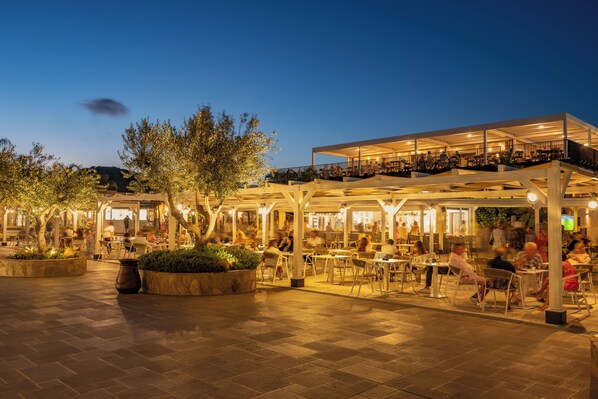3 bar/lounge, 2 bar sulla spiaggia