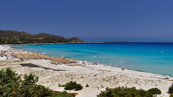 Een privéstrand, wit zand, een gratis shuttleservice van/naar het strand